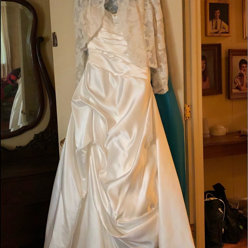 Beautiful satin wedding gown. (NWOT).